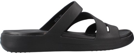 Sandale noire Crocs avec brides et semelle épaisse, profil latéral.