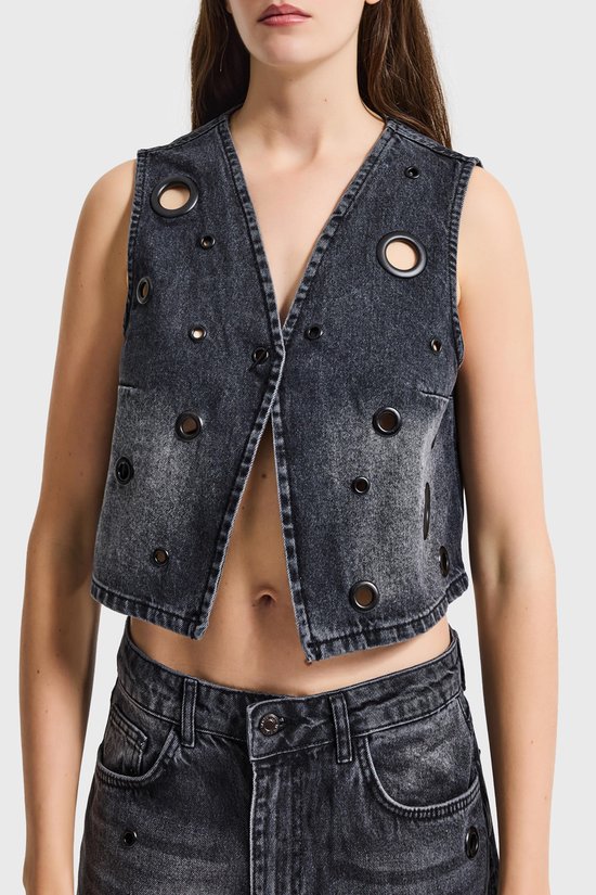 Gilet en jean gris foncé, ouvert sur le devant, avec œillets métalliques et coupe courte.