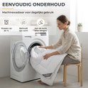 Vrouw doet een wit dekbed in een open wasmachine, 'Machinewasbaar voor dagelijks gebruik'.