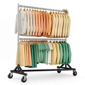 Dubbele kledingrek met kleding in pastelkleuren: wit, crème, oranje, geel, groen en blauw. Een hoed ligt bovenop.
