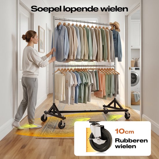 Zilverkleurig kledingrek met kleding in pastelkleuren, gebruikt door een vrouw in een woonkamer.