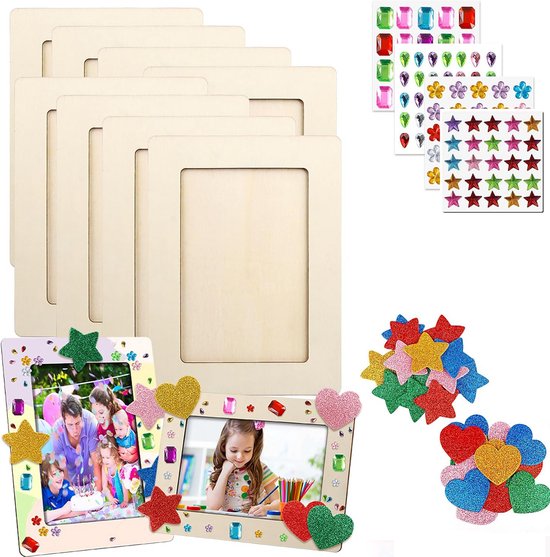 Houten fotolijsten, versierd met glitters en stickers, naast een stapel onafgewerkte lijsten en decoratiestickers.