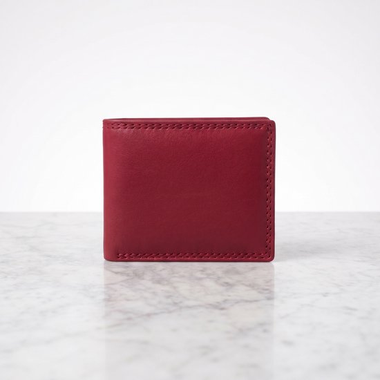 Gesloten Lundholm portemonnee van rood leer met gestikte randen, op een marmeren ondergrond.