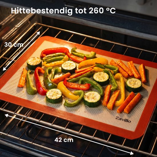 Een Zavillo bakmat van 42 x 30 cm met geroosterde groenten in een oven.