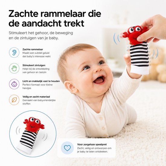 Rode lieveheersbeestje-rammelaar aan zwart-wit gestreept babysokje, vastgehouden door een hand boven een baby.