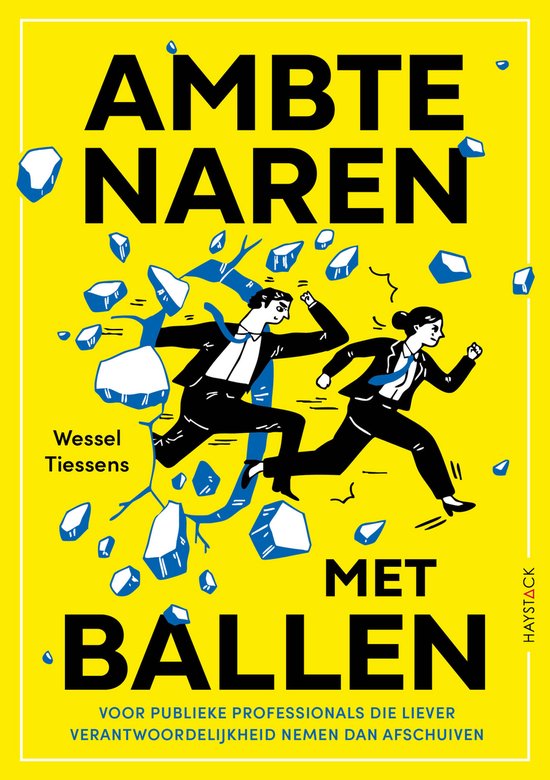 Een gele kaft met de titel 'AMBTENAREN MET BALLEN'. Twee cartoonfiguren in pak rennen, omringd door gebroken witte vormen en blauwe takken.