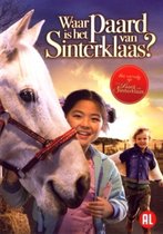 Een wit paard kijkt naar de camera, met een lachend meisje ernaast. Op de achtergrond een rennend kind.