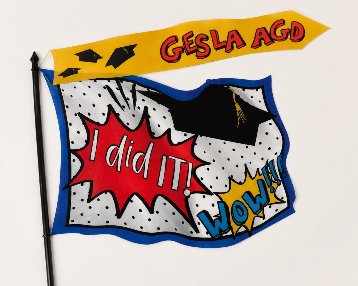 Gevelvlag Hoera Geslaagd – 90x60 cm – Vlag met Schooltas design inclusief Wimpel