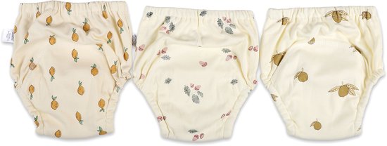 Drie crème oefenbroekjes met prints van citroenen, bessen en eikels.