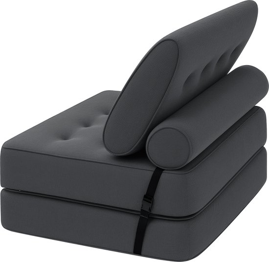 Grijze opvouwbare slaapbank in de configuratie van een stoel, met een rond kussen achter de rugleuning en een gesp aan de zijkant.