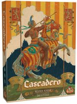 De doos van Cascadaro toont een ridder te paard in volle galop, met een trompet in de hand. De achtergrond is oranje met gele strepen en wolken.
