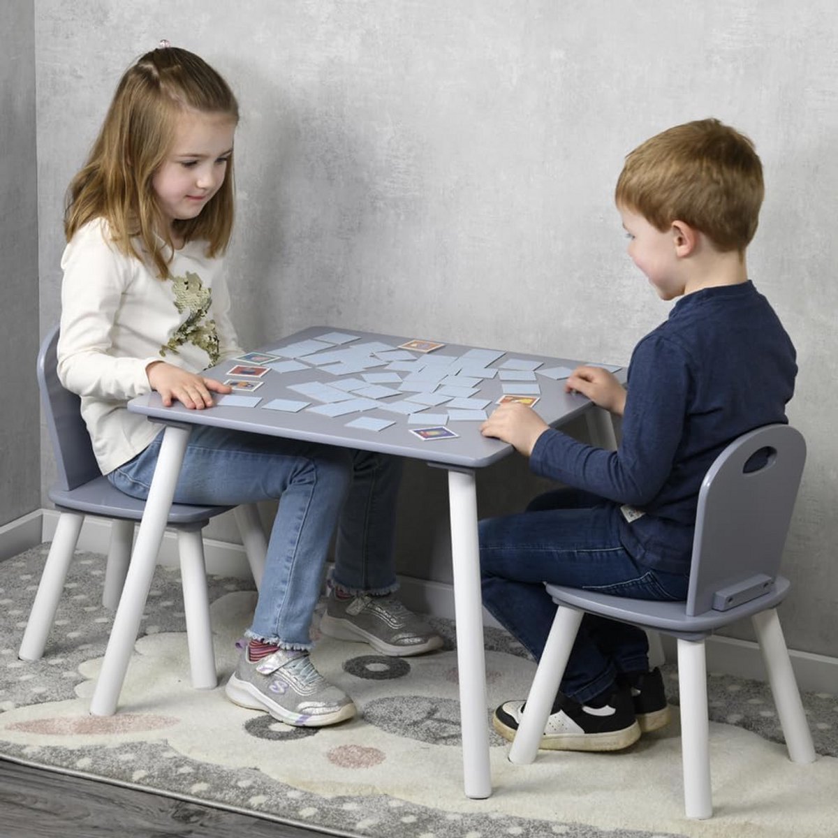 Kindertafel met stoelen - Kinderzitset - Spelen en knutselen - Afgeronde hoeken - 55 x 55