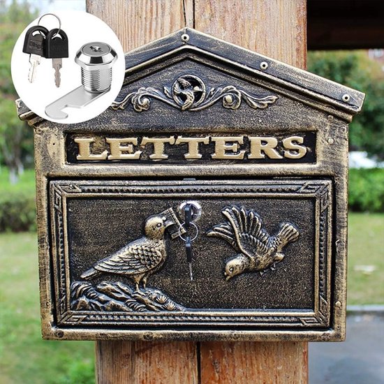 Gouden brievenbus met de tekst 'LETTERS', versierd met vogels. Een sleutel en slotmechanisme zijn zichtbaar.