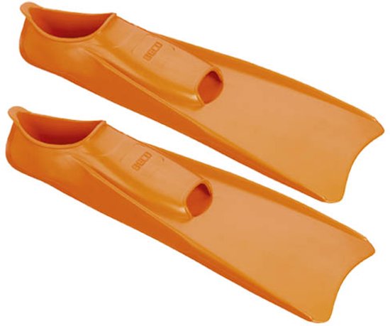 Une paire de palmes de natation orange de BECO, toutes deux avec une ouverture pour le talon et une forme incurvée.
