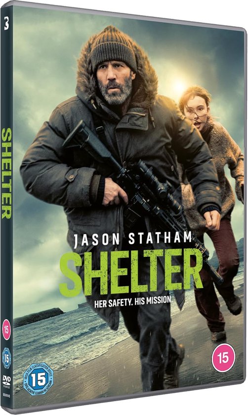 Jason Statham draagt een winterjas, muts en draagt een geweer. Een jong meisje met bril en winterjas rent achter hem aan op een strand.