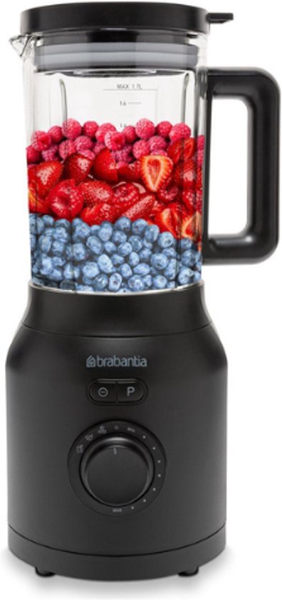 Zwarte blender met glazen kan, gevuld met aardbeien, frambozen en bosbessen.