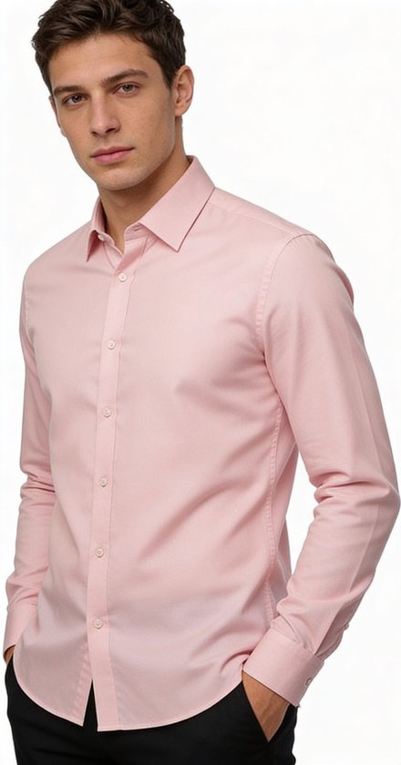 Model draagt een lichtroze slim fit overhemd met lange mouwen en knoopsluiting.
