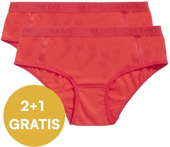 Twee rode hipsters met elastische tailleband met Ten Cate logo. Grote gele cirkel met '2+1 GRATIS'.