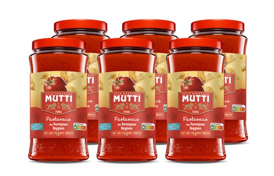 Zes glazen potten met rode pastasaus, met het Mutti-etiket, gerangschikt in een groep.