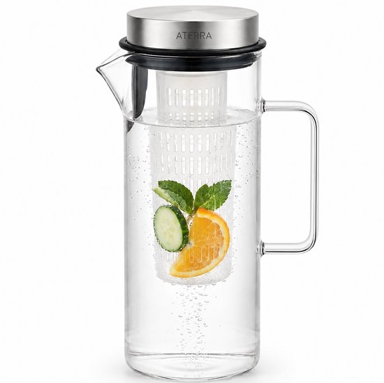 Carafe en verre avec infuseur de fruits remplie d'eau, de citron, de menthe et de concombre sur fond blanc.