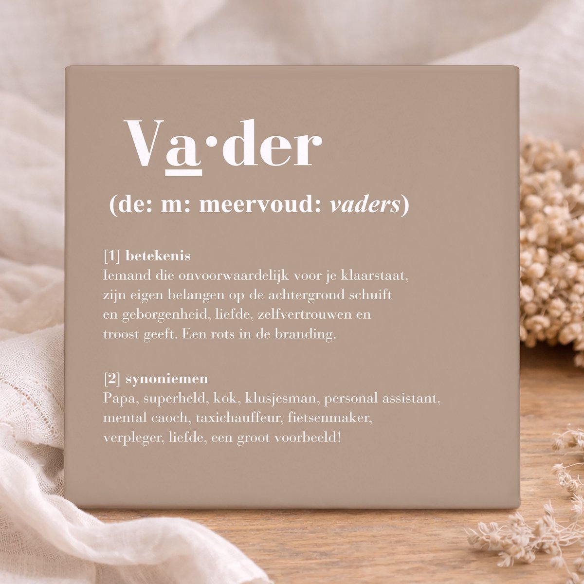 Printazzy - Vader Tegeltje met Tekst - Vaderdag Cadeau Papa - Lief Cadeau voor Vader - Keramisch Tegeltje - Woondecoratie - Cadeau voor Papa - Vader Definitie Tegel - Beige Decoratie