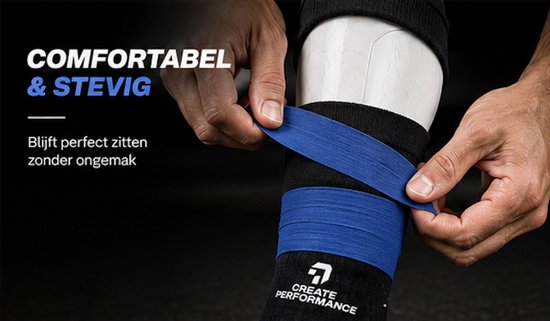 Gedetailleerde opname van een man die blauwe sporttape om zijn been wikkelt, over een zwarte sportsok. Tekst: COMFORTABEL & STE VIG.