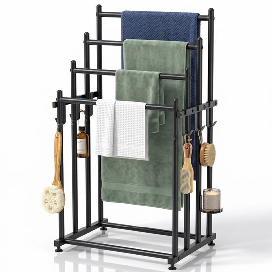Porte-serviettes noir autoportant avec serviettes bleues, vertes et blanches, distributeur de savon, brosses et bougie.