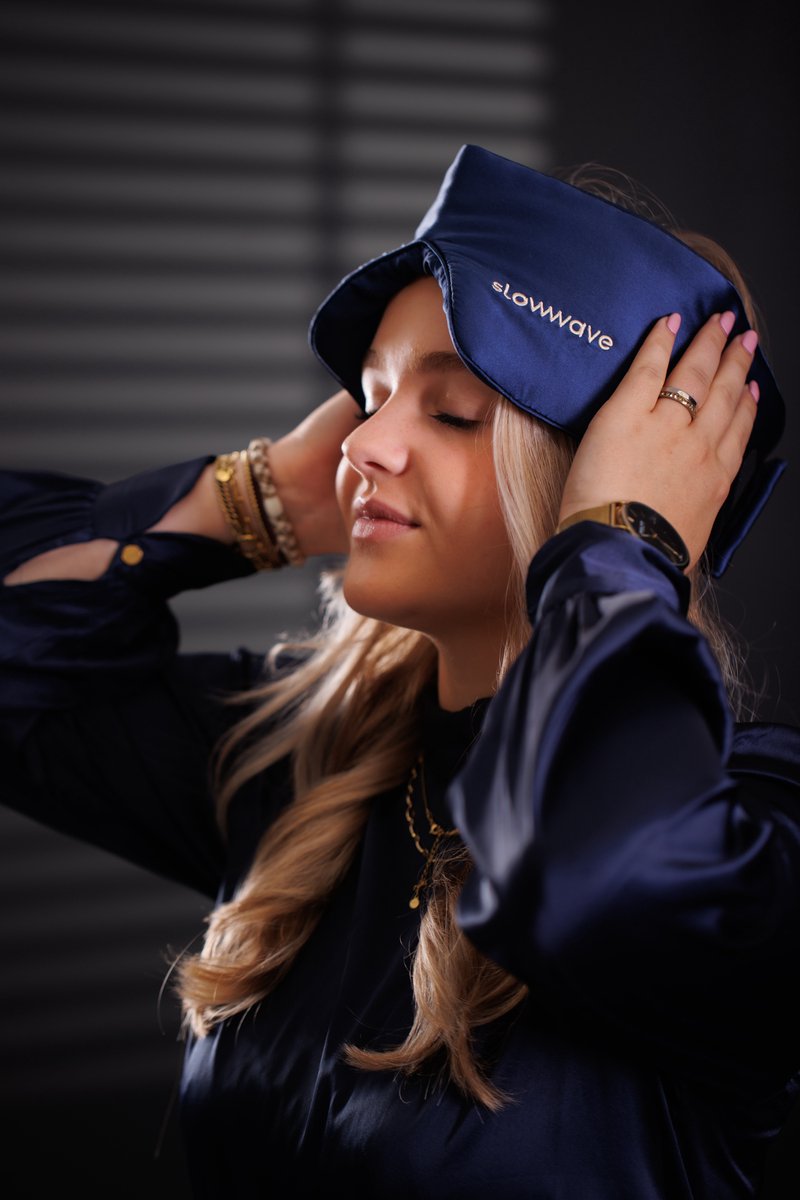 Slowwave Premium Silk Sleep Mask - Zijden slaapmasker - 100% verduisterend - Supercomfortabel in alle slaapposities - Echt moerbeizijde - Beschermt de gezichtshuid - Hypoallergeen, antibacterieel en ademend - Kleur: Navy (donkerblauw) — afbeelding 8