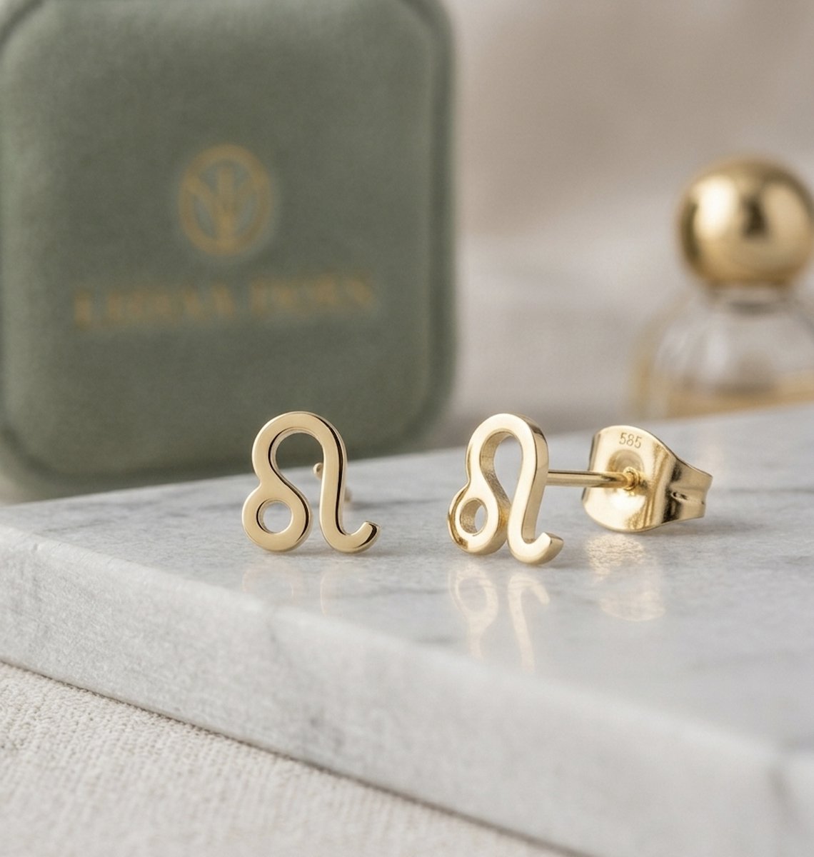 Maevi® Sterrenbeeld Oorbellen - Leo / Leeuw - Kleur: Goud - 18K Goldplated / Verguld - Luxe Oorbellen - Sterrenbeeld / Zodiac - Hoge Kwaliteit - Verkleurt niet - Oorknopjes / Oorhanger - Incl. Luxe Cadeauverpakking - Gouden Oorbellen