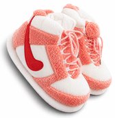Sneaker Sloffen – Roze/Wit – Unisex Pantoffels in Sneaker Design – One Size (Maat 36-45) – Warme Pluche Huispantoffels voor Dames & Heren – Comfortabele Cozy Slippers