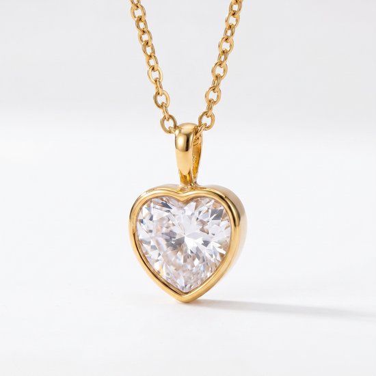 Gouden ketting met een hartvormige zirkonia hanger, geïsoleerd op een witte achtergrond.