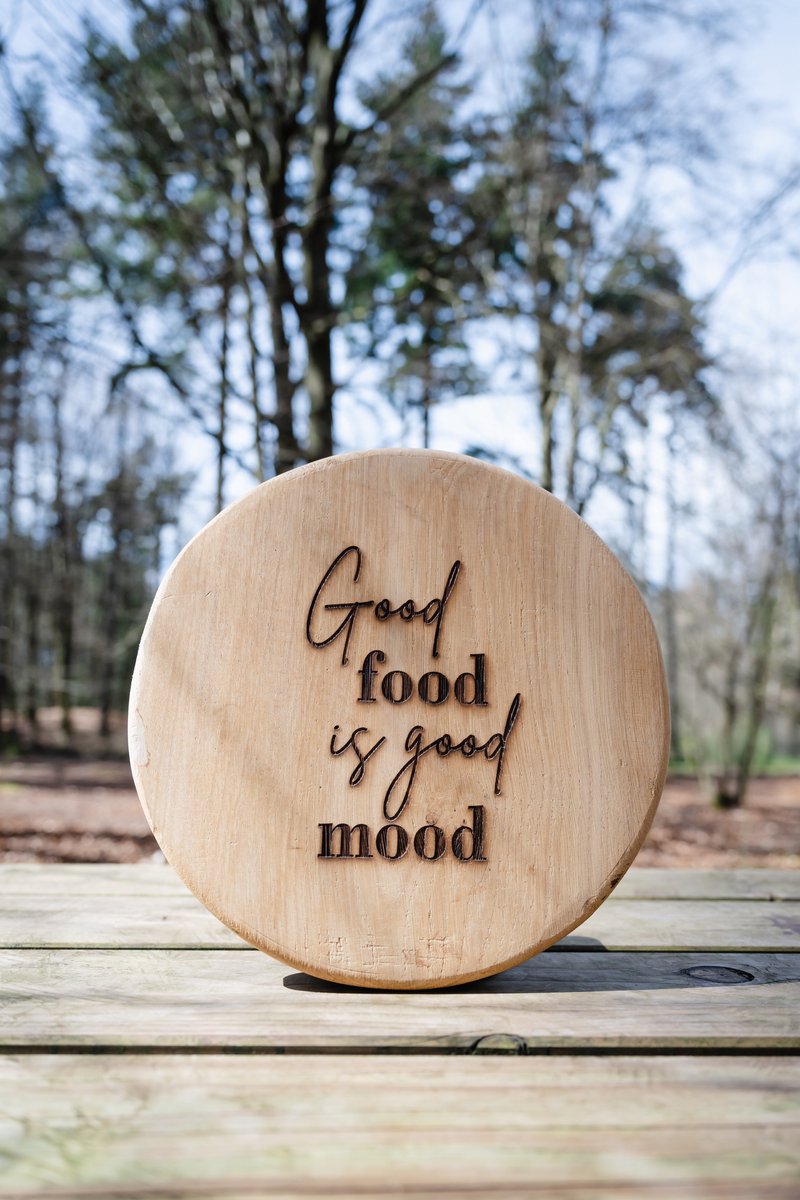 Eiken Borrelplank met Gravering – “Good Mood is Good Food”