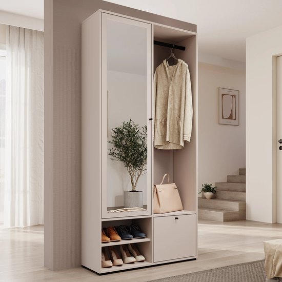 Licht beige halkast met spiegeldeur, hanggedeelte met jas, tas, schoenenrek en la, met trap op de achtergrond.