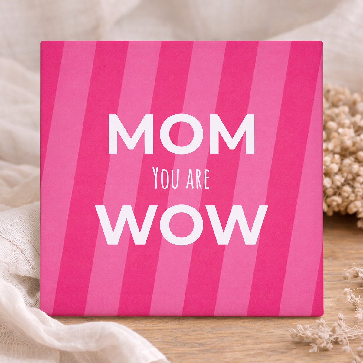 Printazzy – Tegeltje met Tekst – Mom You Are Wow – stijlvol cadeau vrouw – roze accessoire – moderne woondecoratie – keramische tegel – minimal design