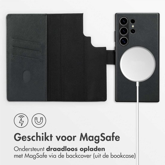 Zwarte lederen bookcase met magnetische ring, compatibel met MagSafe draadloos opladen.