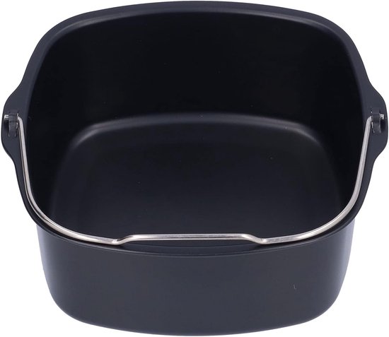 Zwarte, vierkante airfryer mand met metalen handvat, staand op een witte achtergrond.