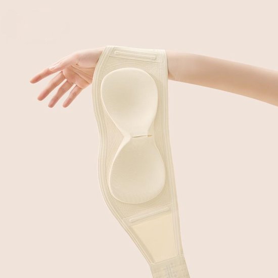 Beugelloze, crème-kleurige push-up bh, plat gehouden door een hand met een arm.