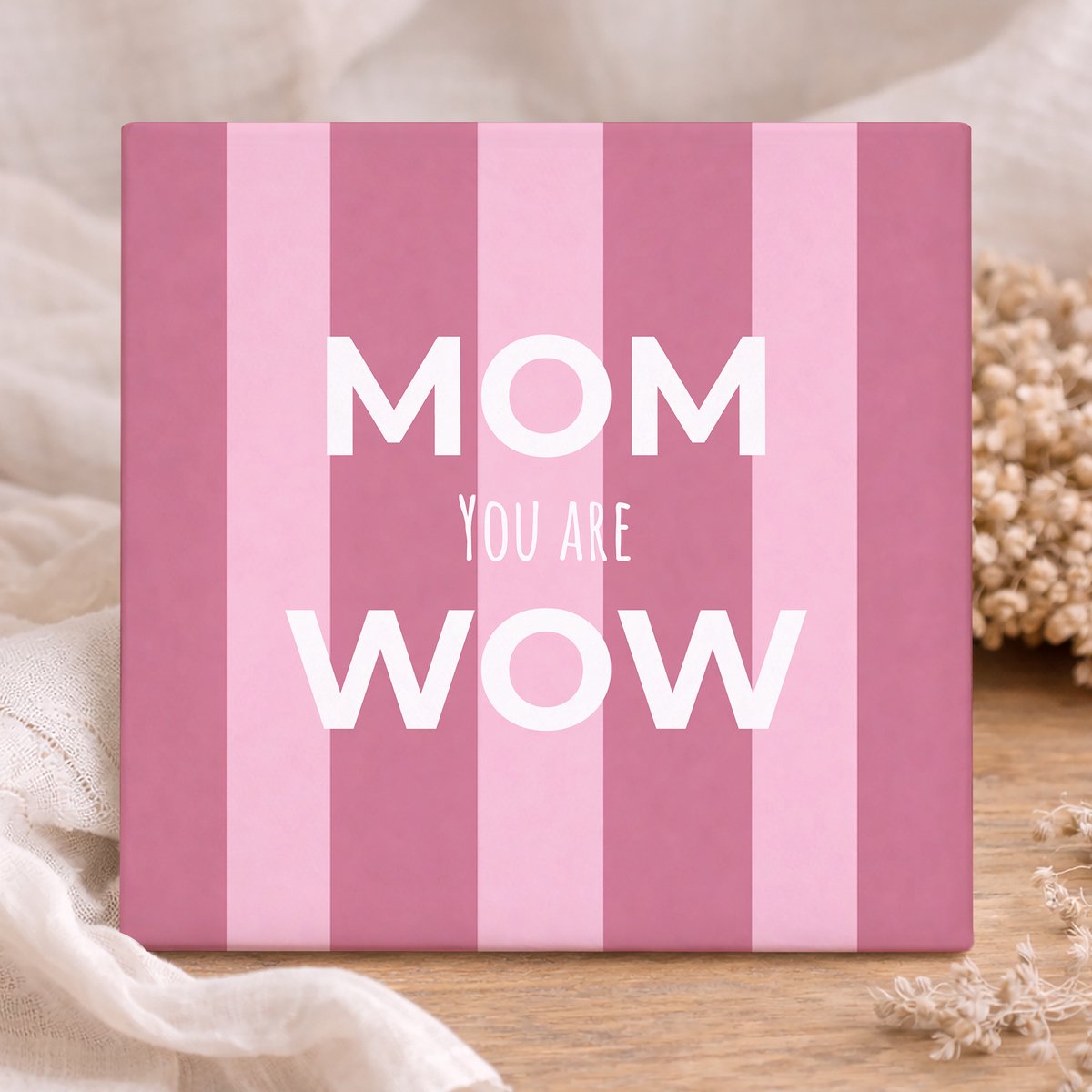 Printazzy – Tegeltje met Tekst – Mom You Are Wow – elegant cadeau moeder – pastel woonstijl – subtiele decoratie – keramische tegel – romantisch cadeau