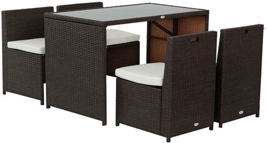 Bruine polyrattan tuinset met glazen tafel en vier stoelen met crèmekleurige kussens.