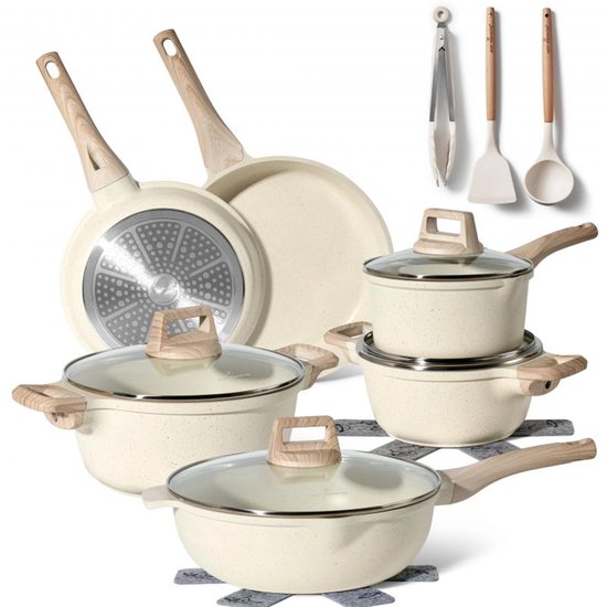 Service de casseroles de couleur crème avec poignées en bois, couvercles en verre et ustensiles de cuisine assortis.