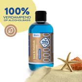Flesje blauwe spa geur Sea Breeze, 250ML, op alcoholbasis. Geplaatst in een zanddecor met zeester en koraal. Tekst: "100% verdampend op alcoholbasis".