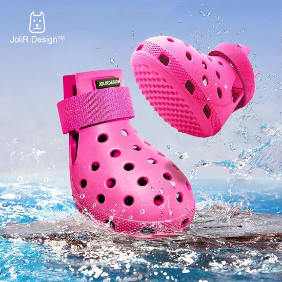Twee roze hondenschoenen spatten in het water, met klittenbandsluiting.