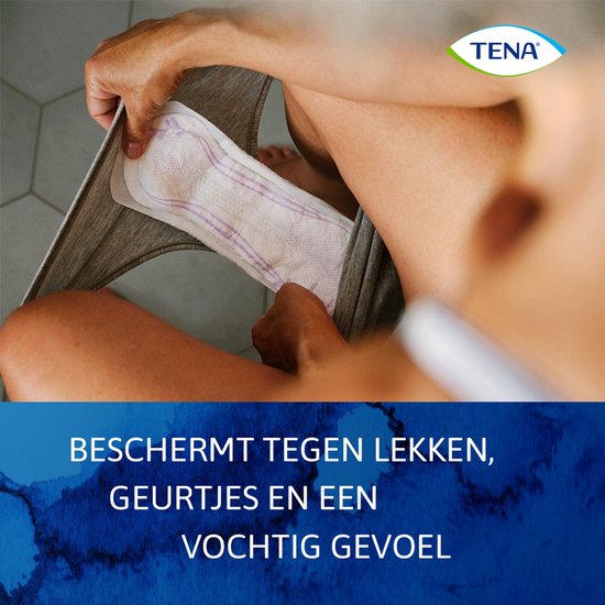 Vrouw plaatst TENA verband in slipje. Tekst: 'BESCHERMT TEGEN LEKKEN, GEURTJES EN EEN VOCHTIG GEVOEL'.