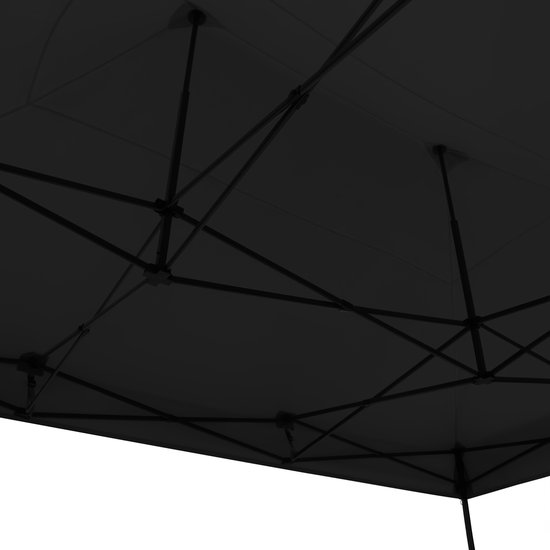 Onderkant van een zwarte partytent met zichtbaar metalen frame.