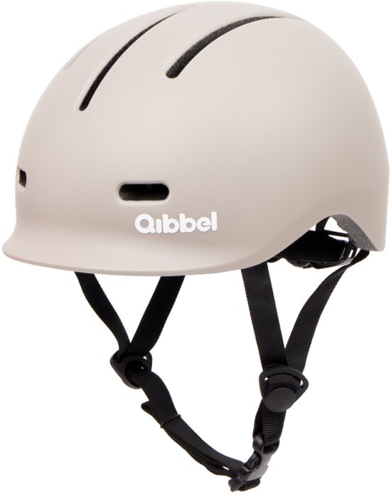 Lichtgrijze Qibbel fietshelm met zwarte bandjes en gesp, met ventilatieopeningen.