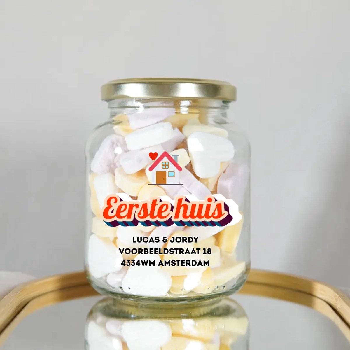 Gepersonaliseerd Housewarming Cadeau - Snoeppot Ons Eerste Huis met Adres & Naam - Origineel Cadeau Verhuizing - Gepersonaliseerd Cadeau Nieuwe Woning - Snoeppot van Glas met 200 gram Snoepjes