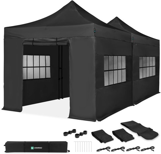 Zwarte partytent met aan de achterkant accessoires zoals touwen, haringen, draagtassen en koppelstukken.