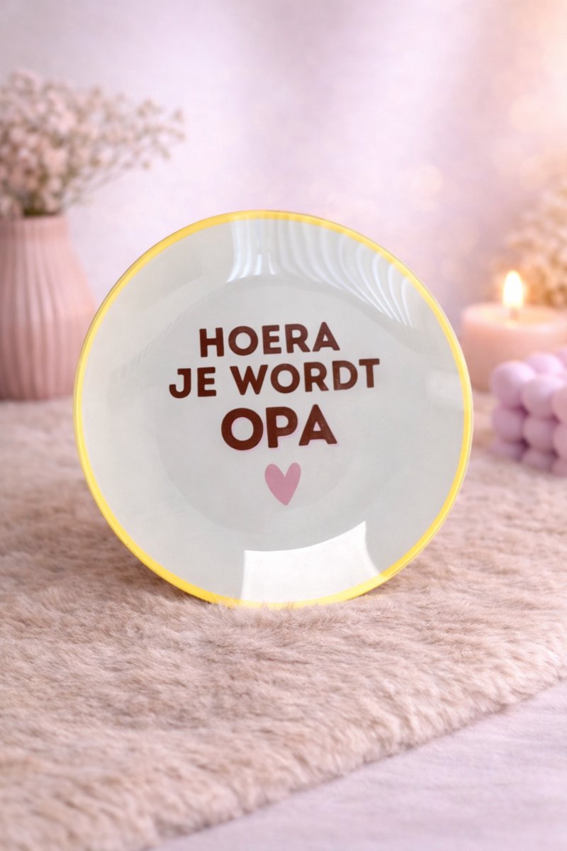 Glazen Bord ‘Hoera je wordt Opa’ | Viva Femme | Glazen bord met tekst | Decoratie | Cadeau | Zwangerschapsaankondiging | Baby nieuws | Wonen | Gebaksbord | Dessertbord | Opa | Baby | Verrassing