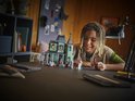 Un garçon joue avec un manoir hanté LEGO et d'autres constructions, y compris un train et un bateau.