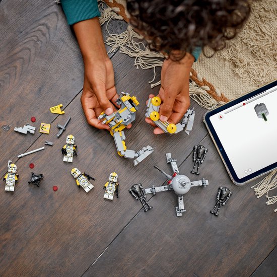 Vue de dessus du LEGO Star Wars 75431, avec des instructions de montage sur une tablette.